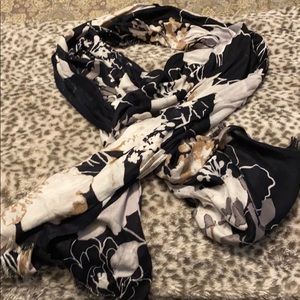 Women’s black and white floral pattern scarf.